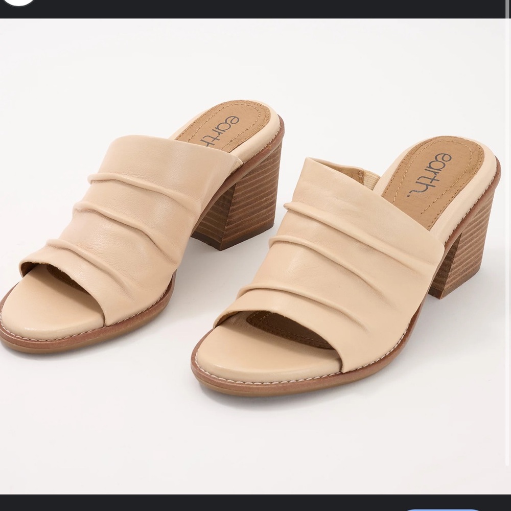 NWOT Earth leather heeled open toe sandal’s size 6 women’s